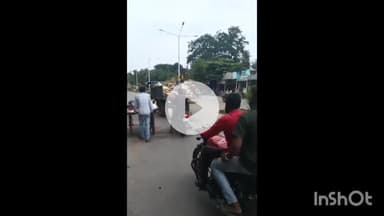 धार: धार की सड़कों पर गंदगी, नगर पालिका जिम्मेदार! ट्रॉली से कचरा बिखरा, जनता में आक्रोश