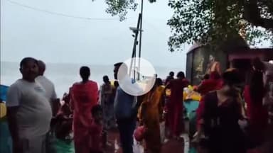 बाढ़: बाढ़ के उमानाथ में जीवित्पुत्रिका व्रत (जितिया) पर गंगा स्नान और पूजा के लिए उमड़ी महिलाओं की भीड़