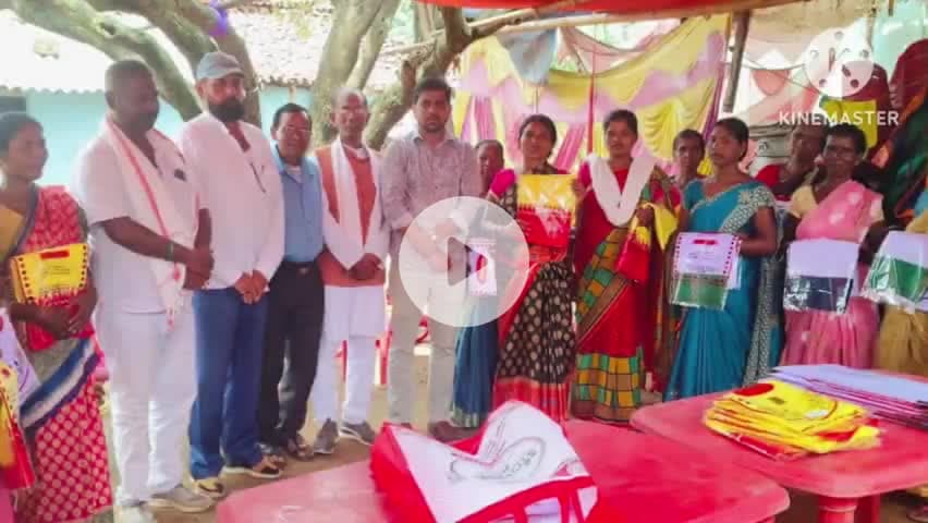 खूंटी विधायक ने जितिया पर्व को लेकर साड़ी वितरण कराया