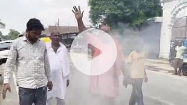 करनैलगंज: करनैलगंज CHC चौराहे पर सीएमओ के खिलाफ पुतला दहन, पद से हटाने की उठी मांग