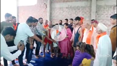 महू के हरसोला में क्षेत्रीय विधायक उषा ठाकुर ने कुश्ती मेट भेंट की