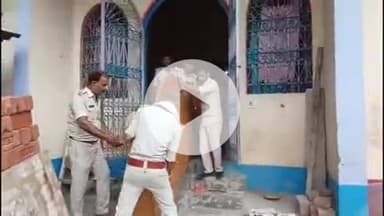 उचकागांव: उजरा नारायणपुर में परिवार न्यायालय के आदेश पर पुलिस ने आरोपित पति के घर को किया कुर्क