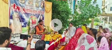 झाबुआ: अष्टलक्ष्मी मंदिर में पितृ भागवत कथा के तीसरे दिन उमड़ी श्रद्धालुओं की भीड़, किया कथा श्रवण