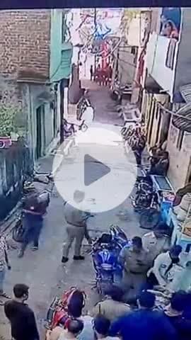 सागर नगर: सड़क पर युवक की पिटाई का वीडियो वायरल, पुलिस की सख्ती पर उठे सवाल