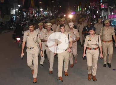 रामपुर: पुलिस अधीक्षक विद्यासागर मिश्र ने सिविल लाइन क्षेत्र के भीड़भाड़ वाले इलाके में किया फ्लैग मार्च
