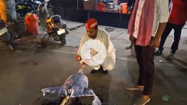 इटावा: फर्रुखाबाद फाटक पर सपा लोहिया वाहिनी ने दुबई में खेले जा रहे भारत-पाकिस्तान मैच को लेकर फूंका बीसीसीआई का पुतला