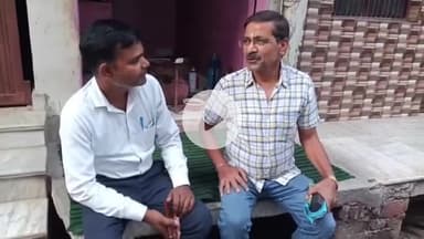 बाह: बाह में खाद की कालाबाजारी के वायरल वीडियो की जांच के लिए पहुंचे एडीओ अपर जिला सहकारी अधिकारी