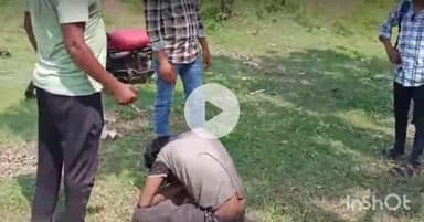 बेमेतरा: कुसमी में हनुमान वटिका के पास सड़क दुर्घटना में घायल व्यक्ति को पोषण निलमलकर ने अपने निजी वाहन से अस्पताल पहुंचाया