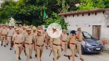 शाहजहांपुर: आगामी त्यौहार के मद्देनजर पुलिस अधीक्षक ने नगर में किया पैदल गश्त
