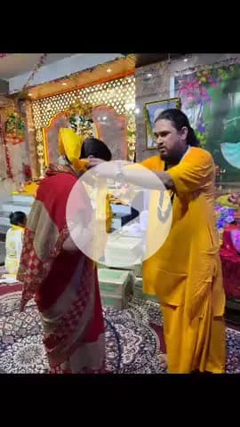 सभी भक्तों को कलश यात्रा से पूर्व आशीर्वाद देते हुए भागवताचार्य पंडित पवन कृष्ण शास्त्री