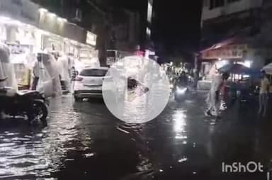 हरिद्वार: ज्वालापुर के व्यस्त कटहरा बाजार में शाम को हुई तेज बारिश के बाद कई दुकानों में घुसा बारिश का पानी