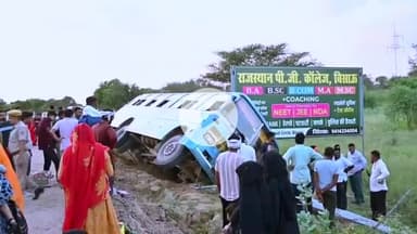 मलसीसर: बिसाऊ में शेशु बस स्टैंड के पास बाइक से टकराकर अनियंत्रित हुई बस खाई में गिरी, यात्रियों में मची चीख-पुकार