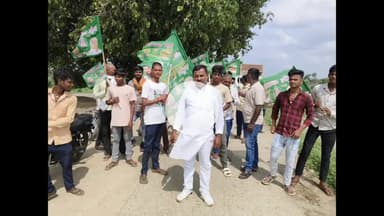 रफीगंज: लट्टा पंचायत में पंचायत समिति प्रतिनिधि ने जितिया पर्व का फल किया वितरण