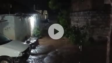 ఎల్లారెడ్డిపేట: ఉరుములు,మెరుపులతో కూడిన భారీ వర్షం.. అత్యవసర సమయాల్లోనే ఇంటి నుంచి బయటకు రావాలంటున్న అధికారులు