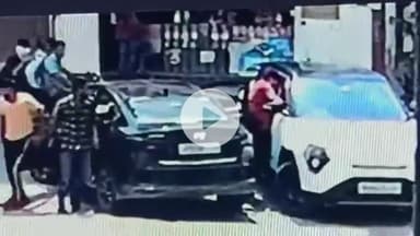 मथुरा: चौकी कृष्णा नगर क्षेत्र में दबंग युवकों ने गाड़ी चालक के साथ की मारपीट, घटना सीसीटीवी में कैद, दबंगों के हौसले बुलंद