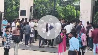 दौसा: राजस्थान पुलिस कांस्टेबल भर्ती परीक्षा का दूसरा दिन, बड़ी संख्या में परीक्षार्थी पहुंचे परीक्षा केंद्र पर