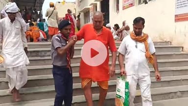 पितृपक्ष मेला अक्षयवट वेदी पर सच्ची श्रद्धा समर्पित भावना से स्कॉट्स गाइड के छोटे-छोटे बच्चे दे रहे हैं सेवा।