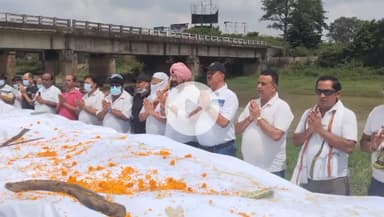 ओरमांझी: मुक्ति संस्था ने जुमार नदी के तट पर 30 अज्ञात शवों का विधि-विधान से अंतिम संस्कार किया