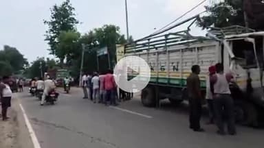 पट्टी: पट्टी कस्बे के बाईपास मार्ग पर टायर फटने से तेज रफ्तार ट्रक एक घर से टकराई