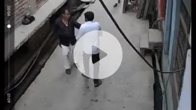 फिरोज़ाबाद: रसूलपुर इलाके में उधारी के रुपये मांगने पर दबंग ने परचून दुकान को बीच सड़क जमकर पीटा, लाइव वीडियो हुआ वायरल