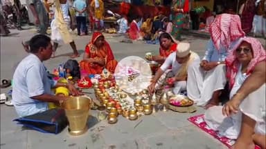 गया टाउन सीडी ब्लॉक: गया में पितृपक्ष मेला: तीर्थयात्रियों से गुलजार विष्णुपद मंदिर, पिंडदानियों ने सोलहवेदी पर किया श्राद्ध