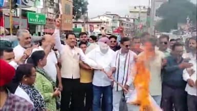 देहरादून: कांग्रेसियों ने क्वालिटी चौक पर धामी सरकार का फूंका पुतला, जॉर्ज एवरेस्ट एस्टेट में महाघोटाले का लगाया आरोप