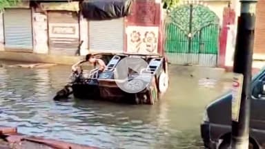 मथुरा: मथुरा में ई-रिक्शा सहित कई दो पहिया वाहन सीवर के गड्ढे से पलटे, वीडियो हुआ वायरल