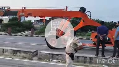 दौसा: दोसा के जयपुर रोड पर पार्सल पिकअप घुसी ट्रेलर में ,पिकअप चालक हुआ घायल