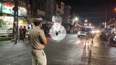 शाहजहांपुर: देर रात जनपद के समस्त थानों ने सेकेंड मोबाइल गाड़ियों के साथ निकाला फ्लैग मार्च