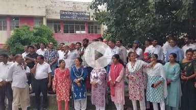 मंझनपुर: टीईटी अनिवार्यता के खिलाफ शिक्षकों ने मंझनपुर में प्रदर्शन किया, डीएम के माध्यम से पीएम को दिया ज्ञापन