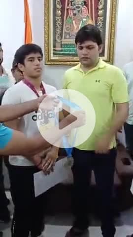 गुरुग्राम की सृष्टि ने अंडर 20 विश्व चैंपियनशिप में जीता सिल्वर मेडल,  हरियाणा के खेल मंत्री गौरव गौतम से मिली खिलाड़ी