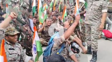 पटना ग्रामीण: डायल 112 के चालकों ने भाजपा कार्यालय के सामने राज्य कर्मी का दर्जा देने की मांग को लेकर किया प्रदर्शन