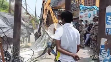 कोल: जमालपुर में नगर ने चलाया अतिक्रमण हटाओ अभियान, बुलडोजर गरजा, कार्यवाही के दौरान लोगों में दिखा आक्रोश