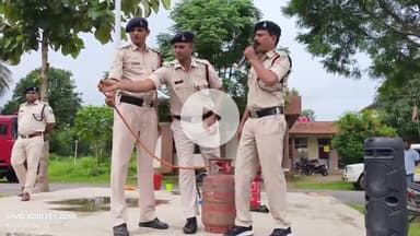 लोहरदगा: लोहरदगा न्यू पुलिस लाइन में अग्निशमन विभाग की मॉक ड्रिल, पुलिसकर्मियों को सिखाए आपदा प्रबंधन के गुर