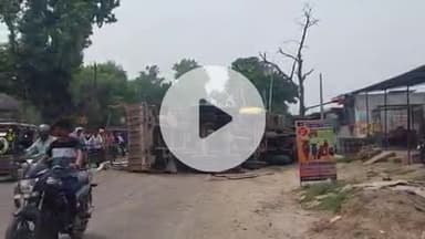 सिराथू: सिराथू तहसील के पास सड़क के गड्ढे के कारण लोडेड ट्रक अनियंत्रित होकर पलटी, बड़ा हादसा टल गया
