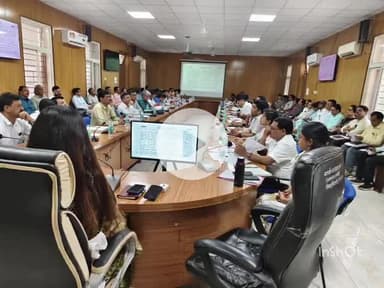 झाबुआ: झाबुआ में कलेक्टर ने सेवा पखवाड़ा अभियान की तैयारियों को लेकर बैठक की