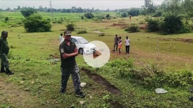 गिरिडीह: ताराटांड़ थाना क्षेत्र के मोहलीडीह नदी के पास कार असंतुलित होकर सड़क से उतरकर खेत में गिरी