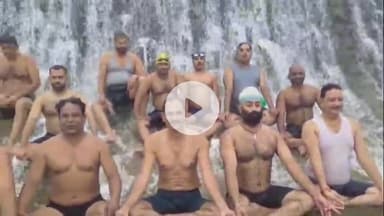 खंडवा नगर: लहरों के राजा ग्रुप के सदस्यों ने आज भीमकुंड स्थित झरने में किया योग