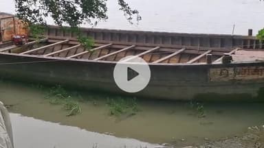 महनार: महनार बाजार घाट पर बालू ढोने वाली नाव बहकर पहुंची, ग्रामीणों ने बिना कागजात के नाव देने से किया इंकार