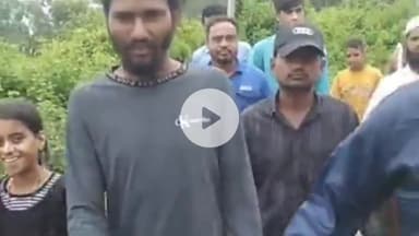 गोंडा: गिलौली बाजार के पास मंदबुद्धि युवक को चोर समझकर ग्रामीणों ने पकड़ा, पुलिस को सौंपा