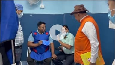 आरा: समाजसेवी दीपक कु अकेला ने सड़क हादसे में जख्मी लावारिस की जान बचाने के लिए डॉ महावीर प्रसाद गुप्ता से कराया ऑपरेशन