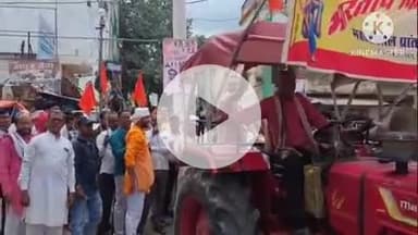 खुरई: किसानों ने खाद और अन्य समस्याओं को लेकर एसडीएम को ज्ञापन सौंपा, वर्धमान एजेंसी के सामने किया प्रदर्शन