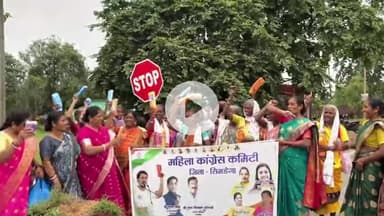 सिमडेगा: सेवई गोरियाबहार गांव में महिला कांग्रेस स्थापना दिवस पर महिलाओं को सेनेटरी पैड बांटे गए