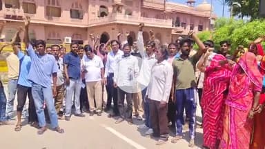 बीकानेर: भीनासर में भू माफियों के खिलाफ मुकदमा दर्ज करने की मांग को लेकर वाल्मीकि समाज के लोगों ने SP कार्यालय के बाहर किया विरोध