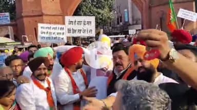 ਅੰਮ੍ਰਿਤਸਰ 2: ਹਾਲ ਗੇਟ ਦੇ ਬਾਹਰ ਪੰਜਾਬ ਦੇ ਮੁੱਖ ਮੰਤਰੀ ਦਾ ਭਾਜਪਾ ਆਗੂਆਂ ਵੱਲੋਂ ਫੂਕਿਆ ਗਿਆ ਪੁਤਲਾ ਕੀਤੀ ਨਾਅਰੇਬਾਜ਼ੀ