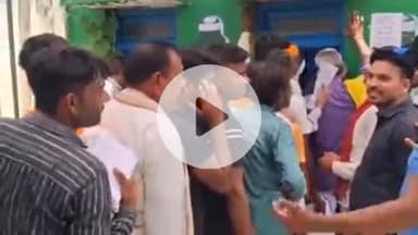 झांसी: रक्सा सहकारी समिति में खाद के लिए किसानों की लंबी कतार, बुजुर्ग और महिलाएं तेज धूप में अपनी बारी का कर रही हैं इंतजार