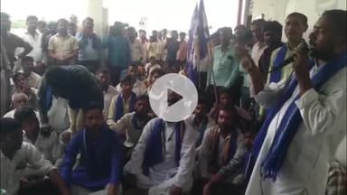 कलान: तहसील मुख्यालय कलान पर भीम आर्मी के कार्यकर्ताओं ने रोजी पब्लिक स्कूल पर कार्रवाई की मांग को लेकर धरना प्रदर्शन किया