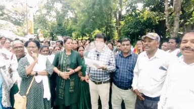 झाबुआ: सार्थक ऐप के विरोध में स्वास्थ्य कर्मियों का प्रदर्शन, कलेक्टर कार्यालय में सौंपा ज्ञापन