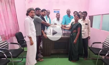 పెద్ద కొడప్​గల్​: పెద్ద కొడప్ గల్ లో లబ్ధిదారునికి జనతా పర్సనల్ భీమ చెక్కు పంపిణీ