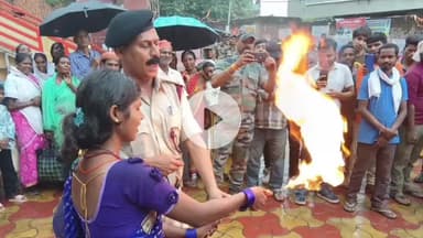 लोहरदगा: मनोकामना सिद्धि दुर्गा मंदिर में अग्निशमन विभाग ने मॉक ड्रिल कर लोगों को आग से बचाव की जानकारी दी